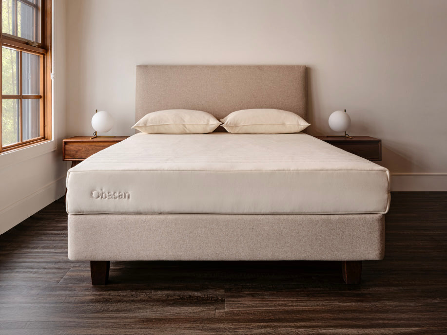 Essential mattress with two pillows at the head of the bed