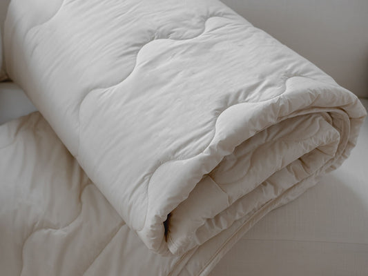 Lightweight organic comforter